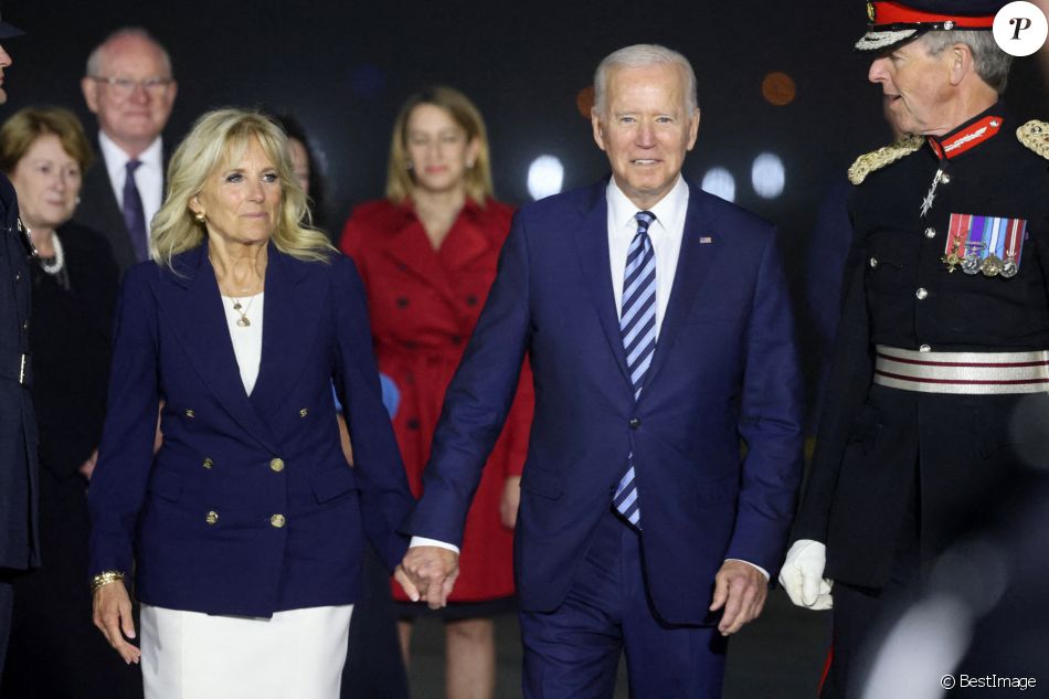 Joe Biden et sa femme Jill à leur arrivée à l'aéroport "Cornwall Airport Newquay" au Royaume-Uni, à l'occasion du sommet du G7 le 10 juin 2021.