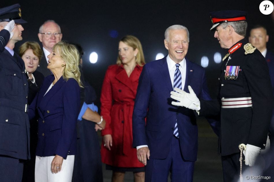 Joe Biden et sa femme Jill à leur arrivée à l'aéroport "Cornwall Airport Newquay" au Royaume-Uni, à l'occasion du sommet du G7 le 10 juin 2021.