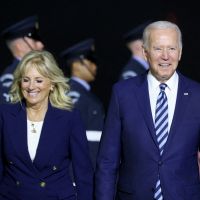 Joe et Jill Biden assortis : arrivée remarquée au Royaume-Uni, de larges sourires malgré des tensions
