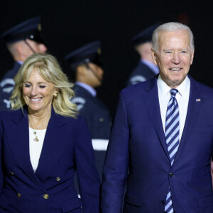 Joe Biden et sa femme Jill à leur arrivée à l'aéroport "Cornwall Airport Newquay" au Royaume-Uni, à l'occasion du sommet du G7.