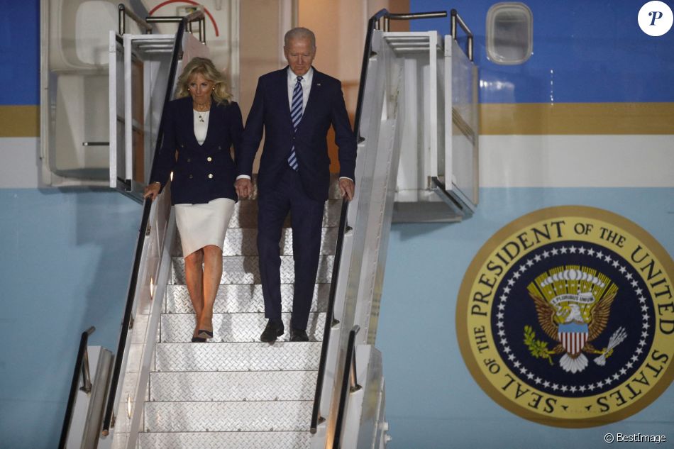 Joe Biden et sa femme Jill à leur arrivée à l'aéroport "Cornwall Airport Newquay" au Royaume-Uni, à l'occasion du sommet du G7. Le 9 juin 2021