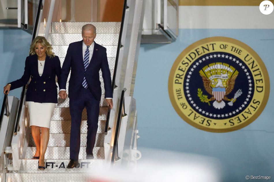 Joe Biden et sa femme Jill à leur arrivée à l'aéroport "Cornwall Airport Newquay" au Royaume-Uni, à l'occasion du sommet du G7. Le 9 juin 2021