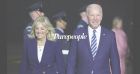 Joe et Jill Biden assortis : arrivée remarquée au Royaume-Uni, de larges sourires malgré des tensions