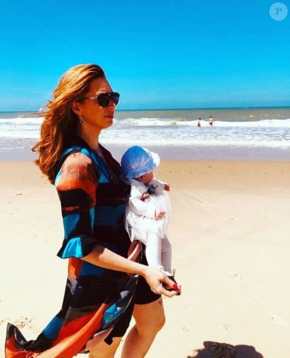 Davina Vigné à la plage avec sa petite fille