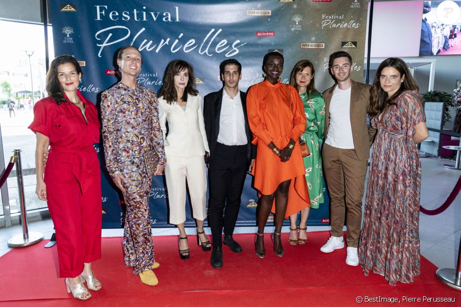 Jezabel Marques, Romain Brau, Anne Parillaud, guest, Anne-Claire Dolivet, Vanessa Djian et Kevin Elarbi lors du tapis rouge de la soirée d'ouverture du Festival Plurielles à Compiègne le 11 juin 2021. © Pierre Perusseau / Bestimage