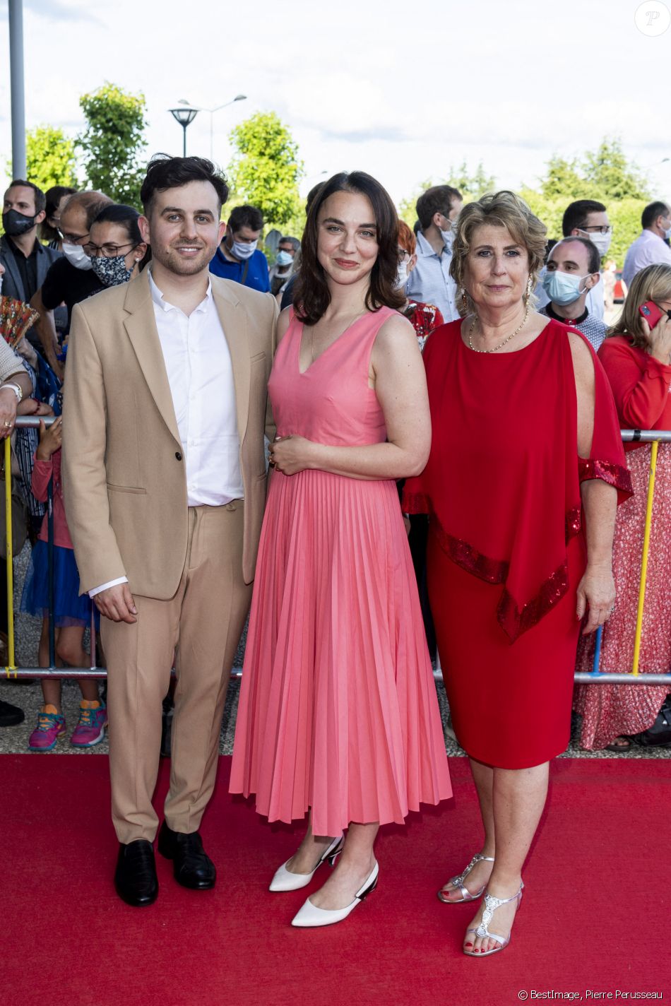 Quentin Delcourt , Anastasia Mikova, Laurence Meunier lors du tapis rouge de la soirée d'ouverture du Festival Plurielles à Compiègne le 11 juin 2021. © Pierre Perusseau / Bestimage