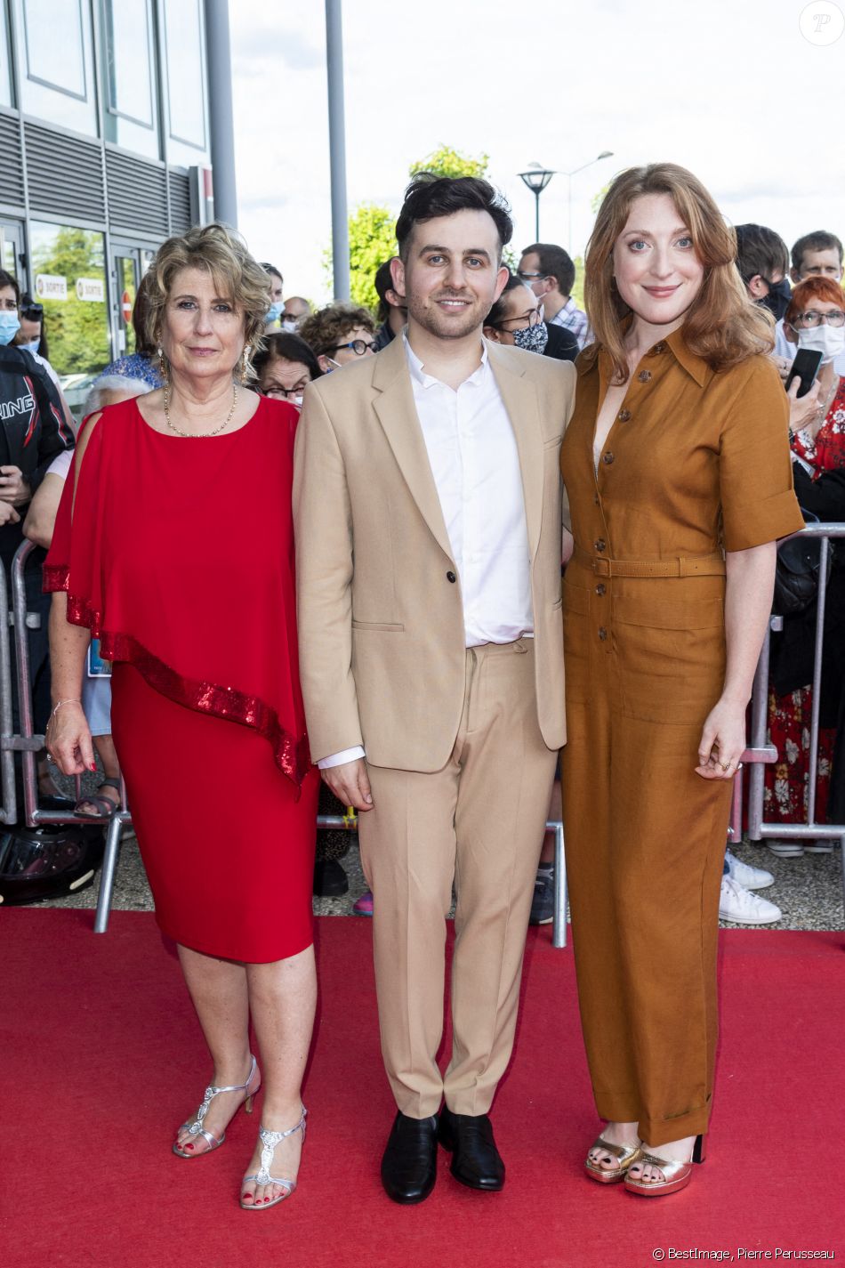 Laurence Meunier , Quentin Delcourt et Sarah Stern lors du tapis rouge de la soirée d'ouverture du Festival Plurielles à Compiègne le 11 juin 2021. © Pierre Perusseau / Bestimage
