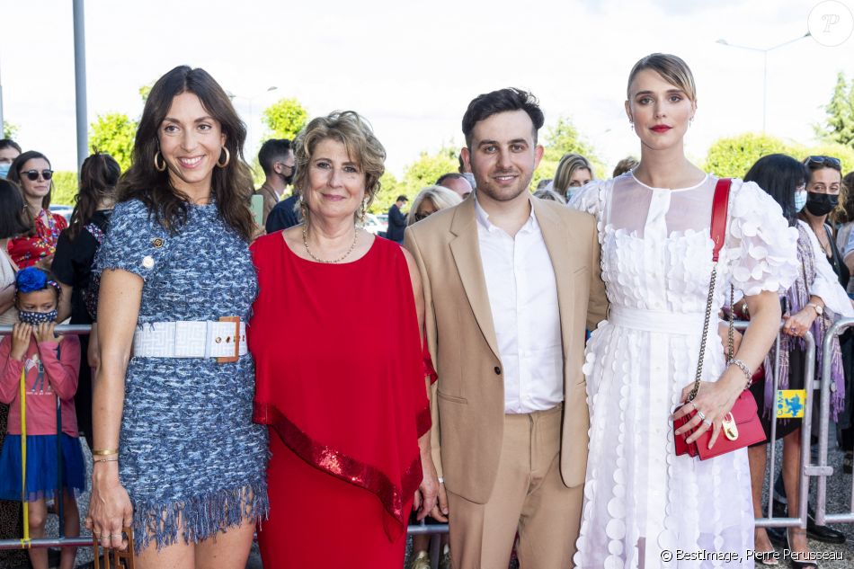 Anissa Bonnefont , Laurence Meunier, Quentin Delcourt et Gaia Weiss lors du tapis rouge de la soirée d'ouverture du Festival Plurielles à Compiègne le 11 juin 2021. © Pierre Perusseau / Bestimage