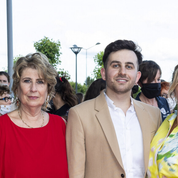 Laurence Meunier , Quentin Delcourt et Enora Malagré lors du tapis rouge de la soirée d'ouverture du Festival Plurielles à Compiègne le 11 juin 2021. © Pierre Perusseau / Bestimage 