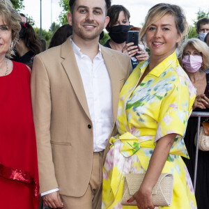 Laurence Meunier , Quentin Delcourt et Enora Malagré lors du tapis rouge de la soirée d'ouverture du Festival Plurielles à Compiègne le 11 juin 2021. © Pierre Perusseau / Bestimage 