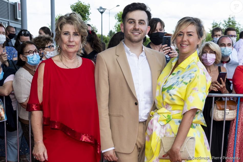 Laurence Meunier , Quentin Delcourt et Enora Malagré lors du tapis rouge de la soirée d'ouverture du Festival Plurielles à Compiègne le 11 juin 2021. © Pierre Perusseau / Bestimage