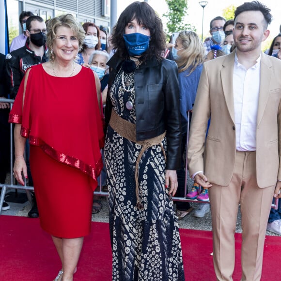 Laurence Maunier, Isabelle Adjani et Quentin Delcourt lors du tapis rouge de la soirée d'ouverture du Festival Plurielles à Compiègne. © Pierre Perusseau / Bestimage 