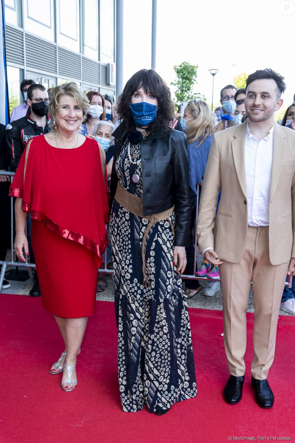 Laurence Maunier, Isabelle Adjani et Quentin Delcourt lors du tapis rouge de la soirée d'ouverture du Festival Plurielles à Compiègne. © Pierre Perusseau / Bestimage