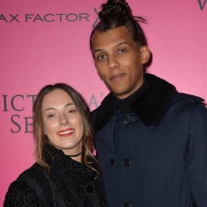 Le chanteur Stromae et sa femme Coralie Barbier lors du photocall du Victoria's Secret Fashion au Grand Palais à Paris, France. © BOV/Bestimage