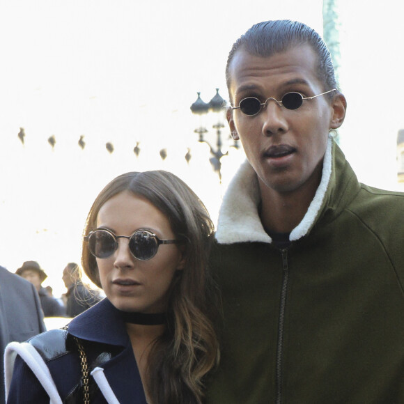 Le chanteur Stromae, se laisse pousser les cheveux, et sa femme Coralie Barbier quittent leur hôtel pour se rendre au défilé de mode "Louis Vuitton" collection prêt-à-porter Printemps-Eté 2017 lors de la Fashion Week de Paris, place Vendôme à Paris, France, le 5 octobre 2016. © Agence/Bestimage