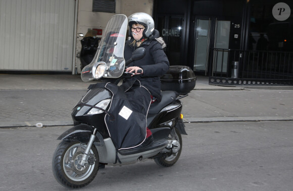 Christine Bravo en scooter dans les rues de Paris le 22 Février 2016.