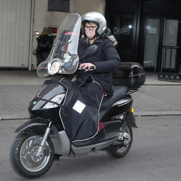 Christine Bravo en scooter dans les rues de Paris le 22 Février 2016.