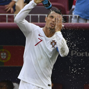 Repos, alimentation, hydratation : Cristiano Ronaldo a une hygiène de vie irréprochable ! Il l'a encore prouvé à l'Euro 2021, en rejettant la plus célèbre des boissons gazeuses.