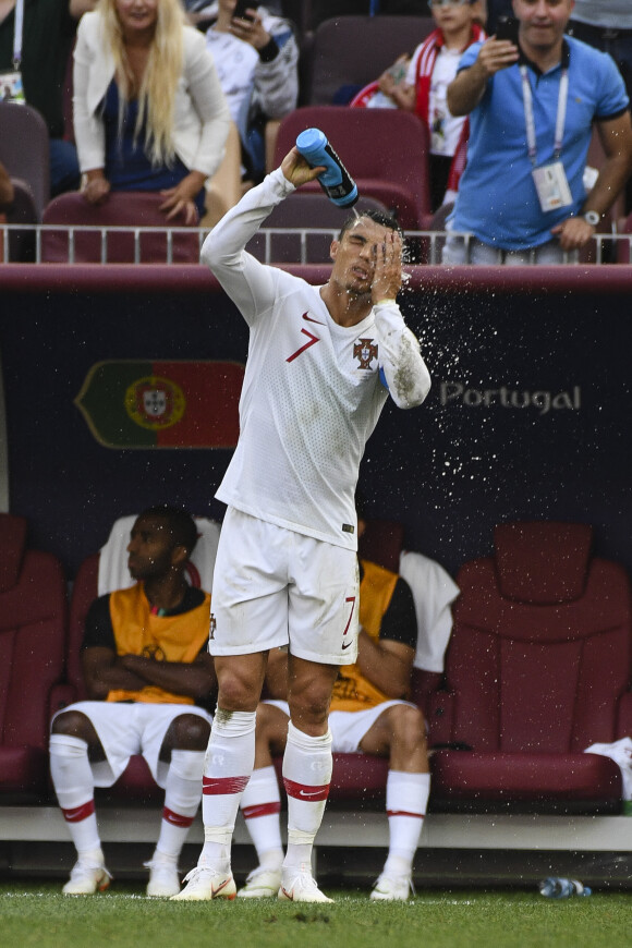 Repos, alimentation, hydratation : Cristiano Ronaldo a une hygiène de vie irréprochable ! Il l'a encore prouvé à l'Euro 2021, en rejettant la plus célèbre des boissons gazeuses.