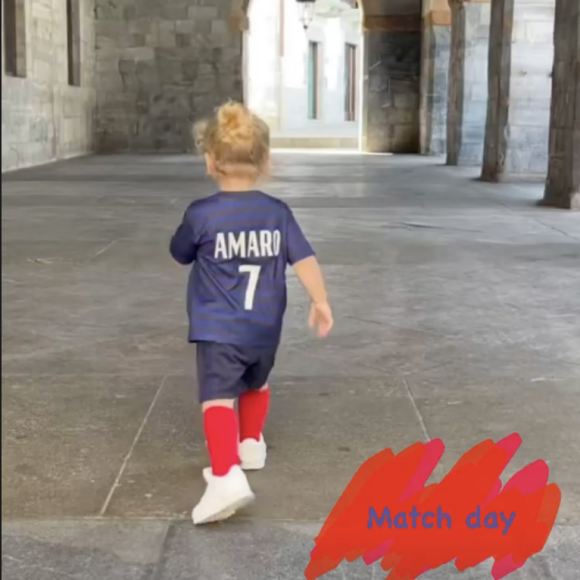 Amaro Griezmann avec le maillot des Bleus.