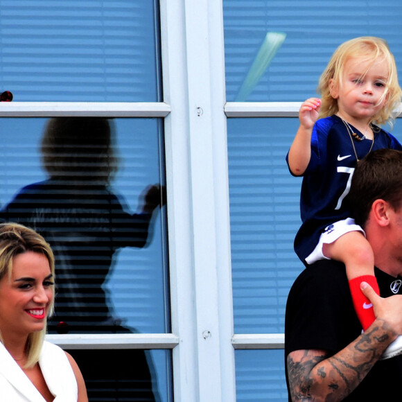 Antoine avec sa femme Erika Choperena et sa fille Mia, à Mâcon le 20 juillet 2018. © Romain Doucelin / Bestimage