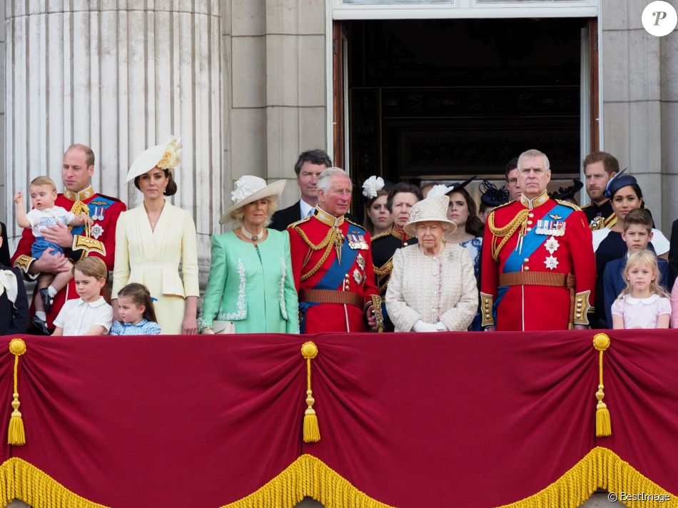 Le prince William, duc de Cambridge, et Catherine (Kate) Middleton, duchesse de Cambridge, le prince George de Cambridge, la princesse Charlotte de Cambridge, le prince Louis de Cambridge, Camilla Parker Bowles, duchesse de Cornouailles, le prince Charles, prince de Galles, la reine Elisabeth II d'Angleterre, le prince Andrew, duc d'York, le prince Harry, duc de Sussex, et Meghan Markle, duchesse de Sussex, la princesse Beatrice d'York, la princesse Eugenie d'York, la princesse Anne - La famille royale au balcon du palais de Buckingham lors de la parade Trooping the Colour 2019, célébrant le 93ème anniversaire de la reine Elisabeth II, Londres, le 8 juin 2019.