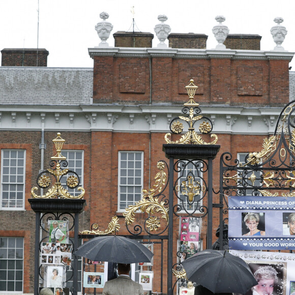 Le prince William, duc de Cambridge, le prince Harry et Catherine (Kate) Middleton, duchesse de Cambridge, lors de la visite du Sunken Garden dédié à la mémoire de Lady Diana à Londres le 30 août 2017.