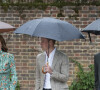 Catherine Kate Middleton, duchesse de Cambridge, le prince William, duc de Cambridge et le prince Harry lors de la visite du Sunken Garden dédié à la mémoire de Lady Diana à Londres le 30 août 2017.