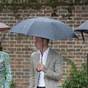 Catherine Kate Middleton, duchesse de Cambridge, le prince William, duc de Cambridge et le prince Harry lors de la visite du Sunken Garden dédié à la mémoire de Lady Diana à Londres le 30 août 2017.