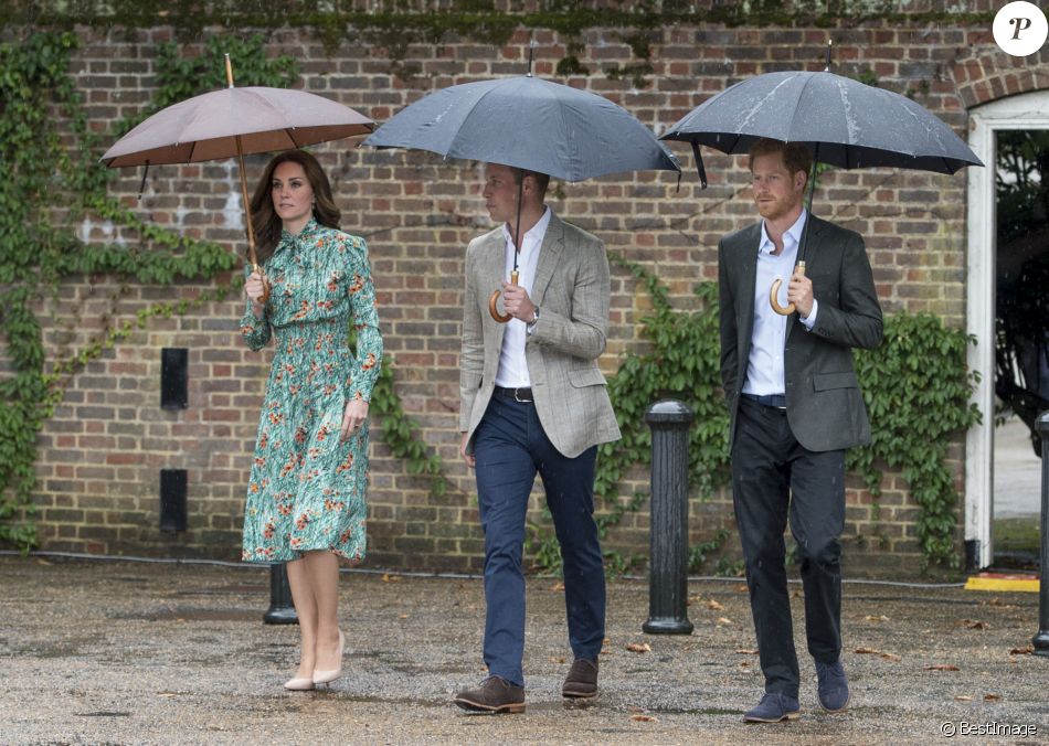 Catherine Kate Middleton, duchesse de Cambridge, le prince William, duc de Cambridge et le prince Harry lors de la visite du Sunken Garden dédié à la mémoire de Lady Diana à Londres le 30 août 2017.