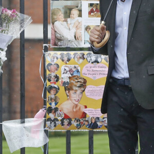 Le prince William, duc de Cambridge et le prince Harry lors d'une promenade dans les jardins du palais de Kensington pour saluer la mémoire de Lady Diana à Londres le 30 août 2017.