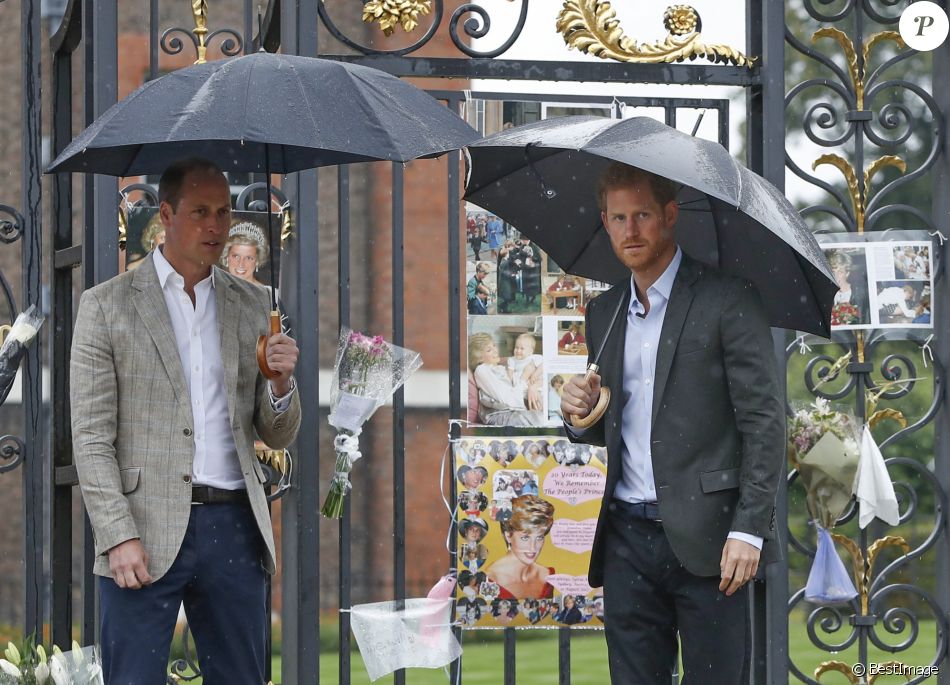Le prince William, duc de Cambridge et le prince Harry lors d'une promenade dans les jardins du palais de Kensington pour saluer la mémoire de Lady Diana à Londres le 30 août 2017.