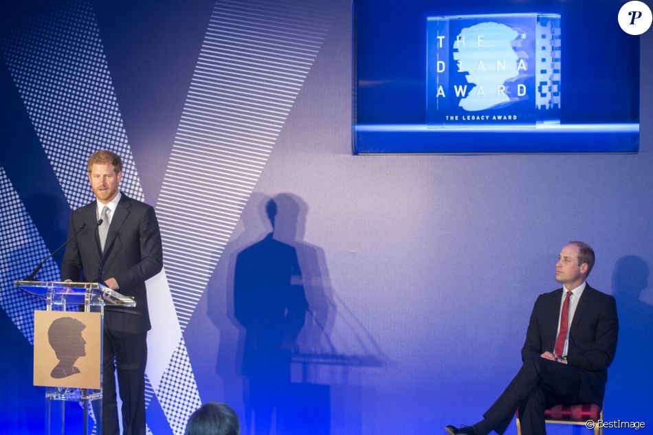 Le prince William, duc de Cambridge et le prince Harry lors de la remise des prix du "The Diana award" à Londres le 18 mai 2017