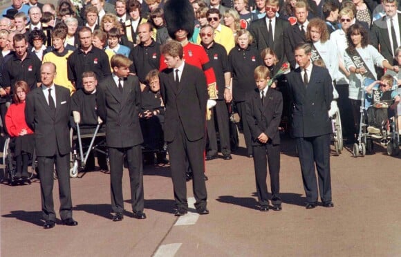 Le prince Philip, le prince William, Earl Spencer (le frère de Diana), le prince Harry et le prince Charles lors des funérailles de Diana à Londres en septembre 1997.
