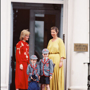 Diana et ses fils William et Harry à Londres, le jour de leur rentrée scolaire, en 1989.