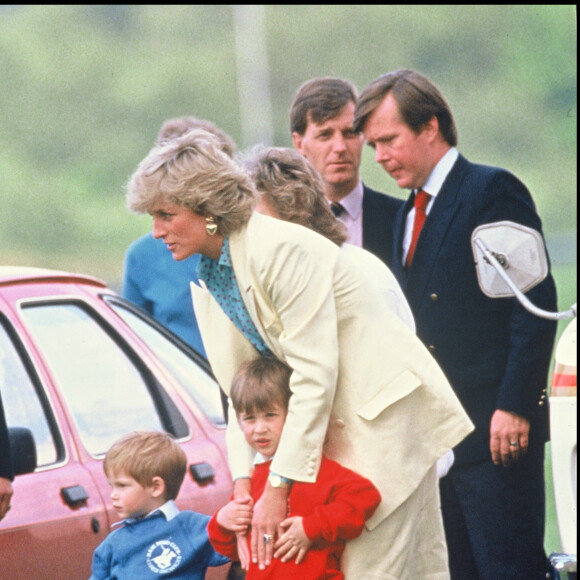 Lady Diana et ses fils, le prince William et le prince Harry, à Windsor en 1986.