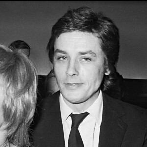 Alain Delon et sa femme Nathalie à l'avant-première de Doucement les basses, à Paris, en 1971