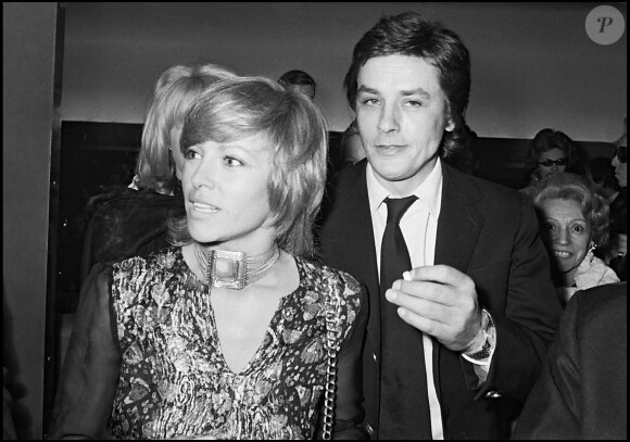 Alain Delon et sa femme Nathalie à l'avant-première de Doucement les basses, à Paris, en 1971