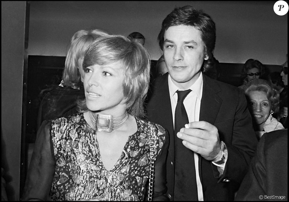 Alain Delon et sa femme Nathalie à l'avant-première de Doucement les basses, à Paris, en 1971