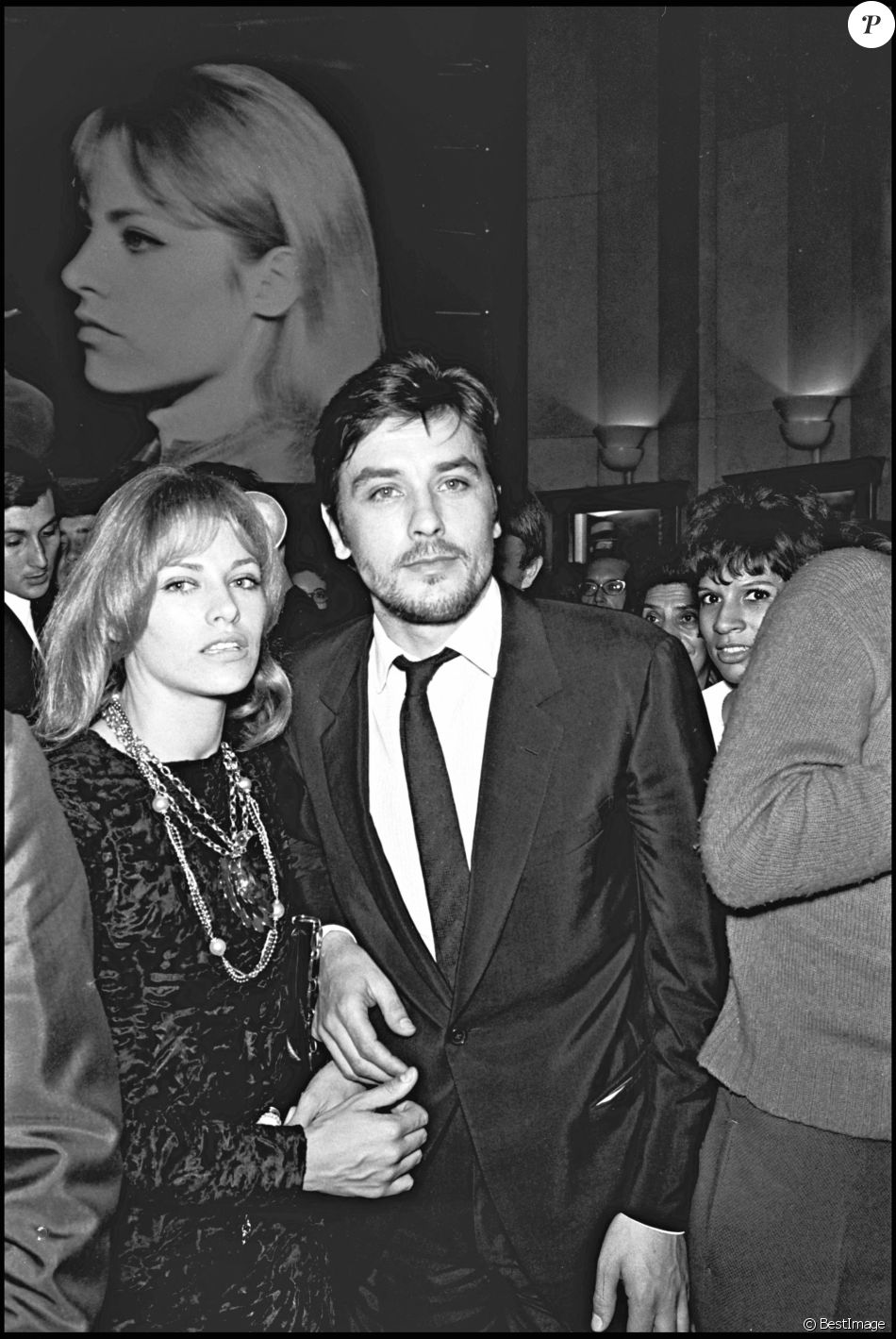 Alain Delon et sa femme Nathalie à l'avent-première du Samouraï, en 1967 à Paris