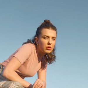 L'actrice Millie Bobby Brown pose pour la nouvelle campagne de Converse, le 15 mars 2021. 