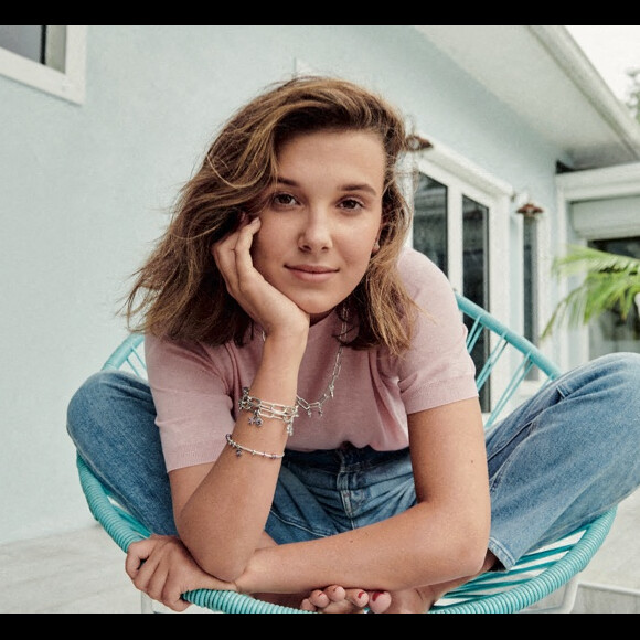 Millie Bobby Brown dans la campagne de bijoux Pandora, dont elle a dessiné quelques modèles 