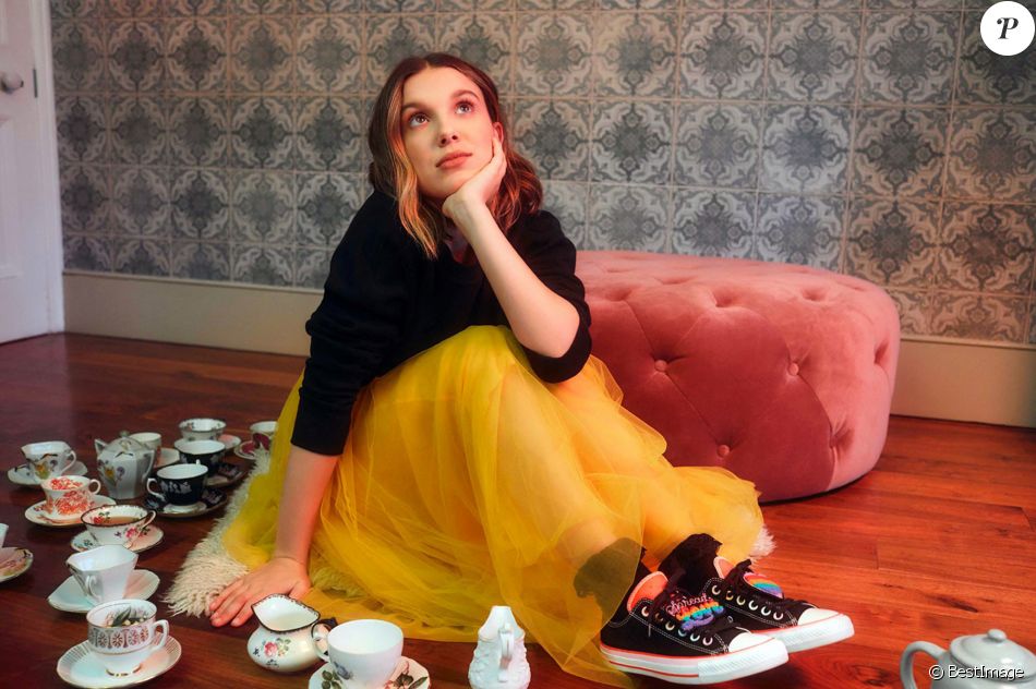 Millie Bobby Brown a dessiné et pose pour la nouvelle collection de baskets Converse