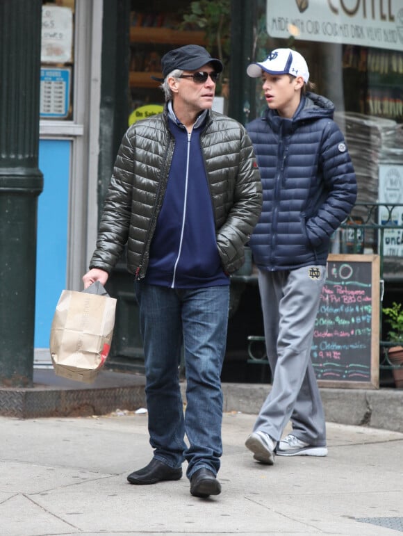 Jon Bon Jovi et son fils Jacob à New York le 22 novembre 2015