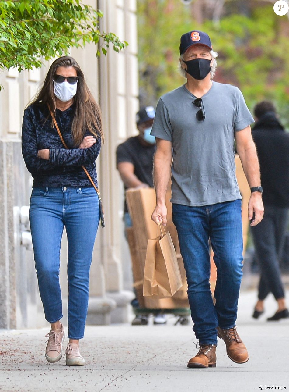Exclusif - Jon Bon Jovi est sorti avec sa femme Dorothea pour faire quelques achats à New York le 14 avril 2021.