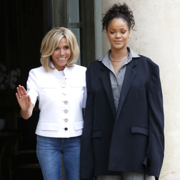 Brigitte Macron et Rihanna sur le perron du palais de l'Elysée, où elle a été reçue par le président, à Paris. Le 26 juillet 2017 © Alain Guizard / Bestimage