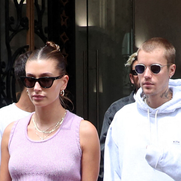Justin Bieber et sa femme Hailey Bieber (Baldwin) sortent de la boutique "Kith" à Paris, le 21 juin 2021. Justin porte le sweat "Kith". 