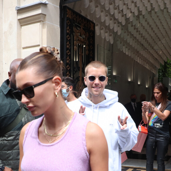 Justin Bieber et sa femme Hailey Bieber (Baldwin) sortent de la boutique "Kith" à Paris, le 21 juin 2021. Justin porte le sweat "Kith".  Justin Bieber and his wife Hailey Bieber Baldwin are seen leaving the "Kith" store in Paris, France, on June 21st 2021. 
