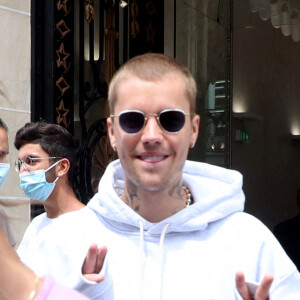 Justin Bieber et sa femme Hailey Bieber (Baldwin) sortent de la boutique "Kith" à Paris, le 21 juin 2021. Justin porte le sweat "Kith". 