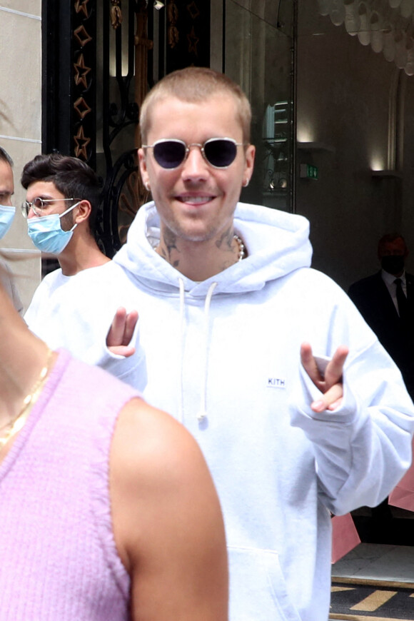 Justin Bieber et sa femme Hailey Bieber (Baldwin) sortent de la boutique "Kith" à Paris, le 21 juin 2021. Justin porte le sweat "Kith". 